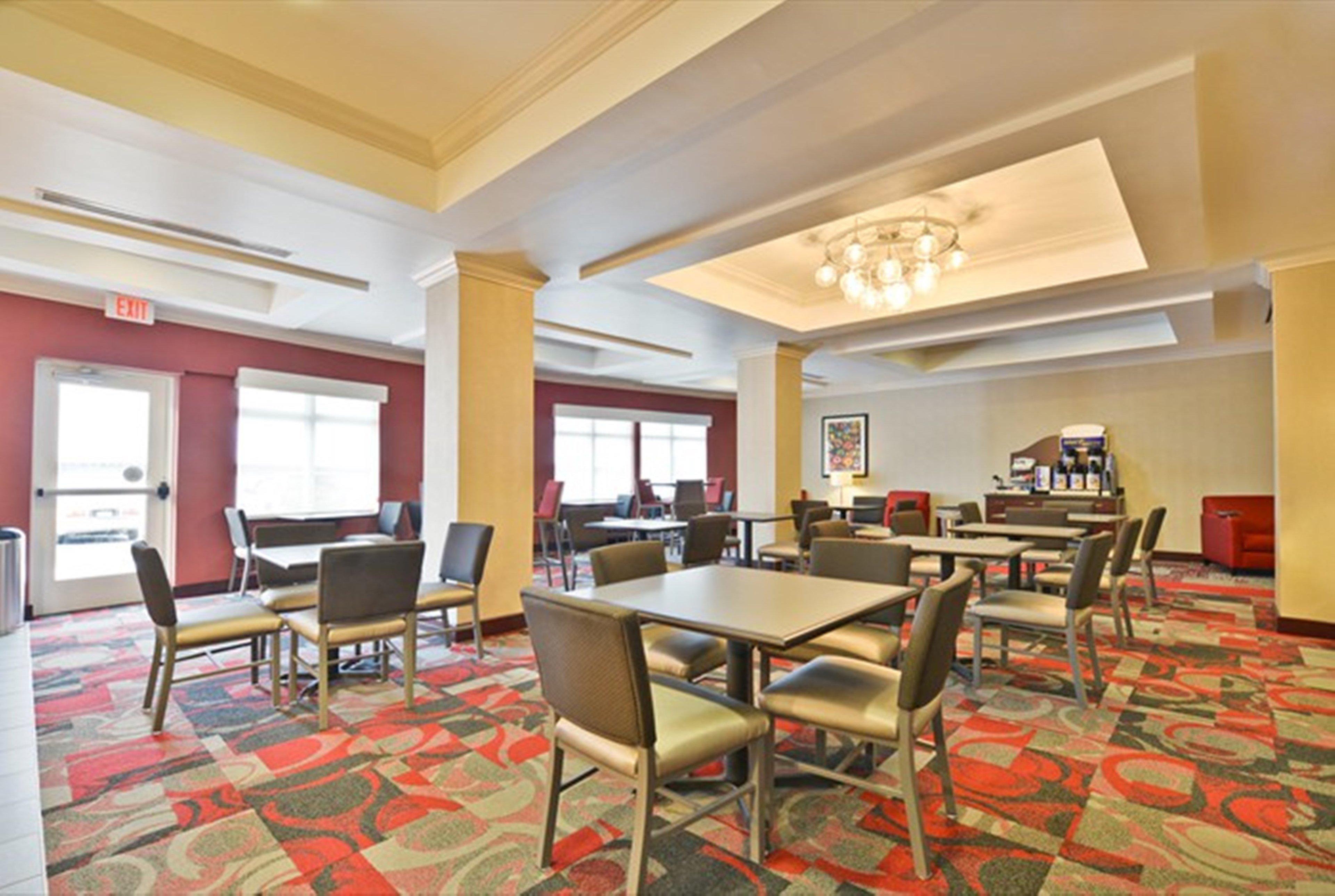 Holiday Inn Express & Suites Utica By Ihg Exterior foto