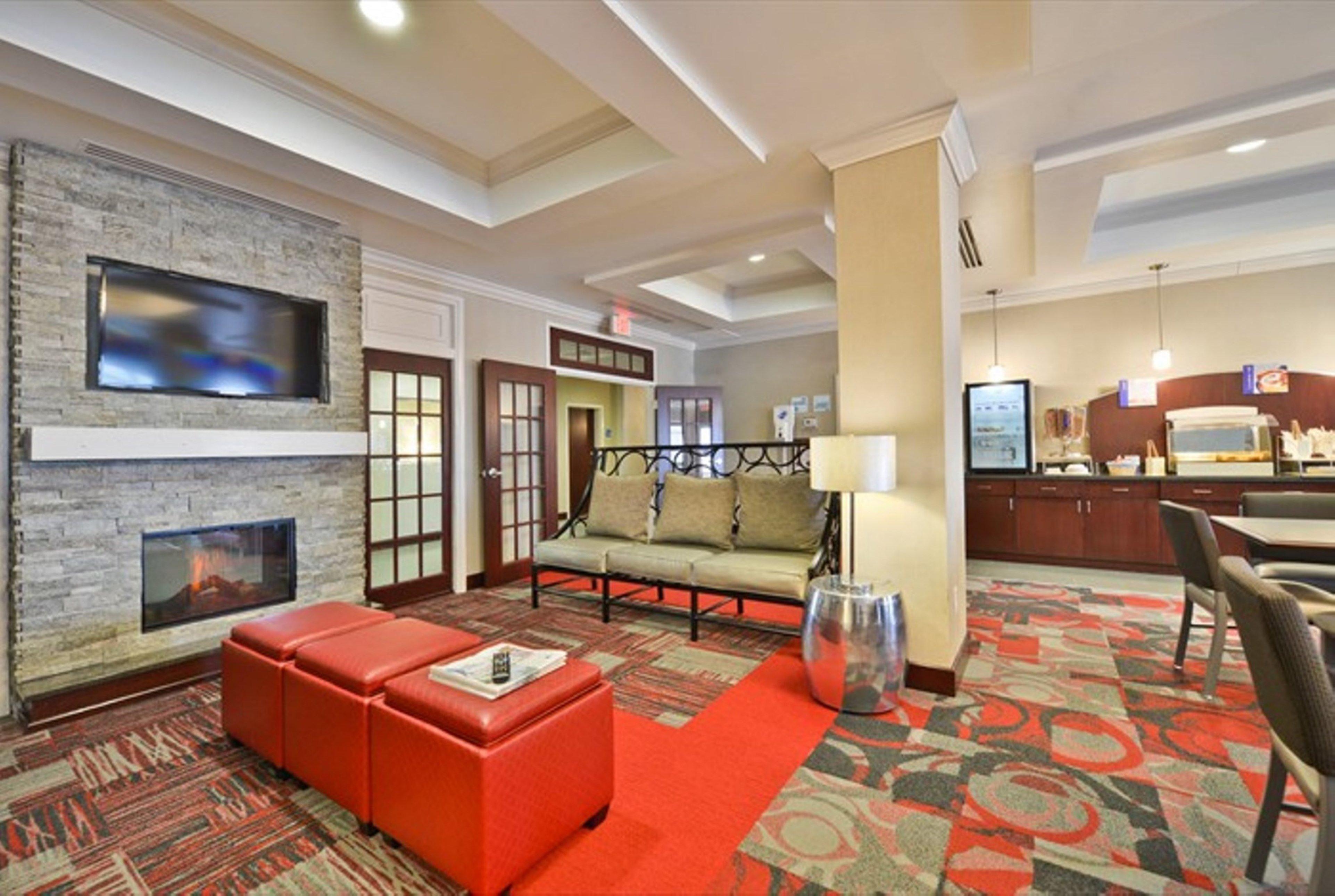 Holiday Inn Express & Suites Utica By Ihg Exterior foto